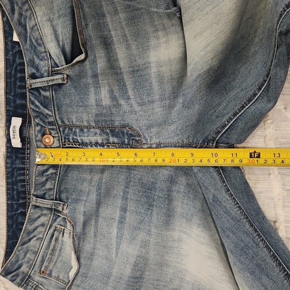 Light wash, distressed cropped Kensie jeans size 14! - Picture 8 of 9